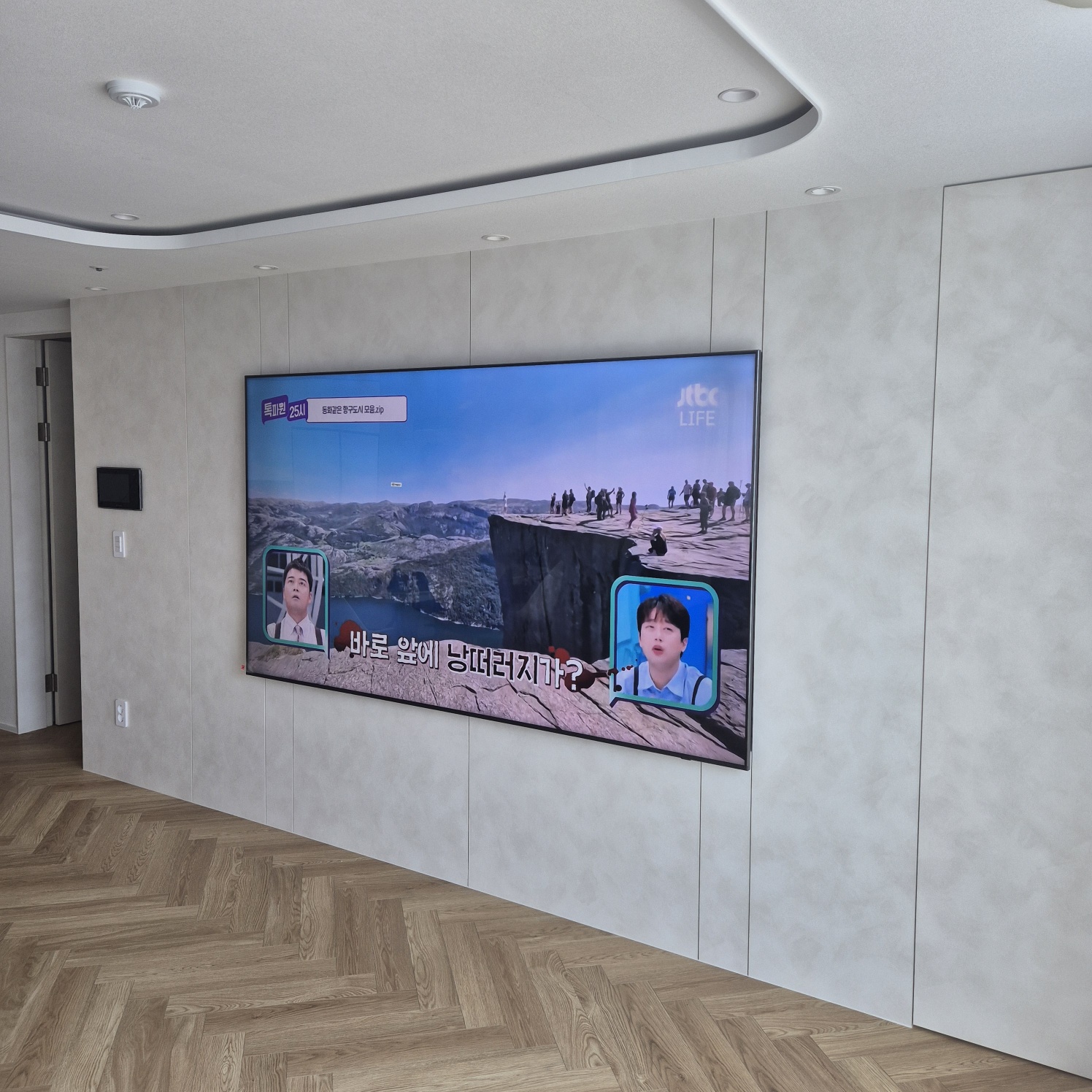 벽걸이TV 주변기기와 TV선정리